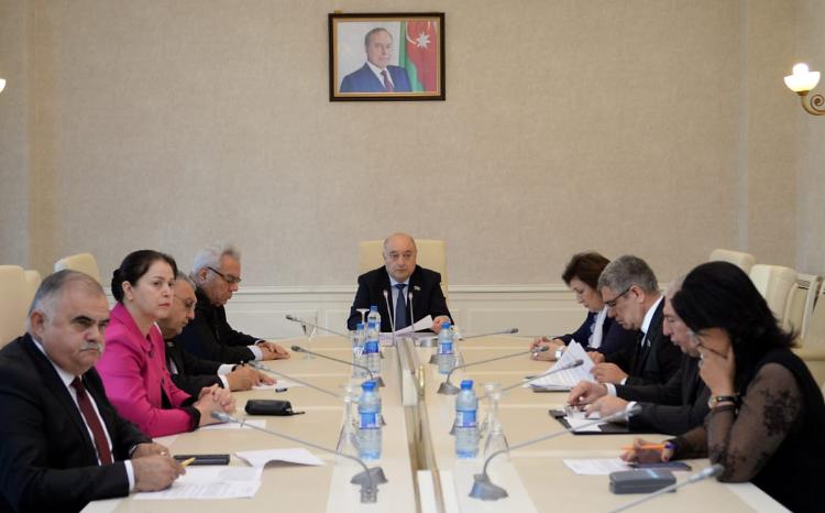 Milli Məclisin Əmək və sosial siyasət komitəsinin iclası keçirilib 