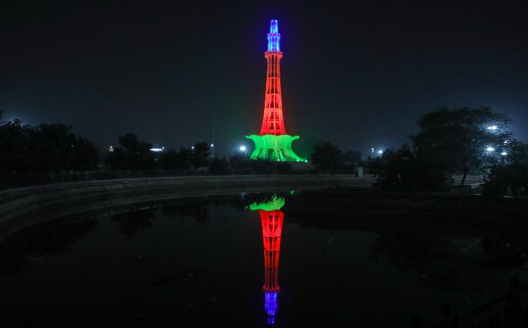 Pakistanın "Minar-e-Pakistan" abidəsi Zəfər Gününün ildönümündə Azərbaycan bayrağı ilə işıqlandırılıb 