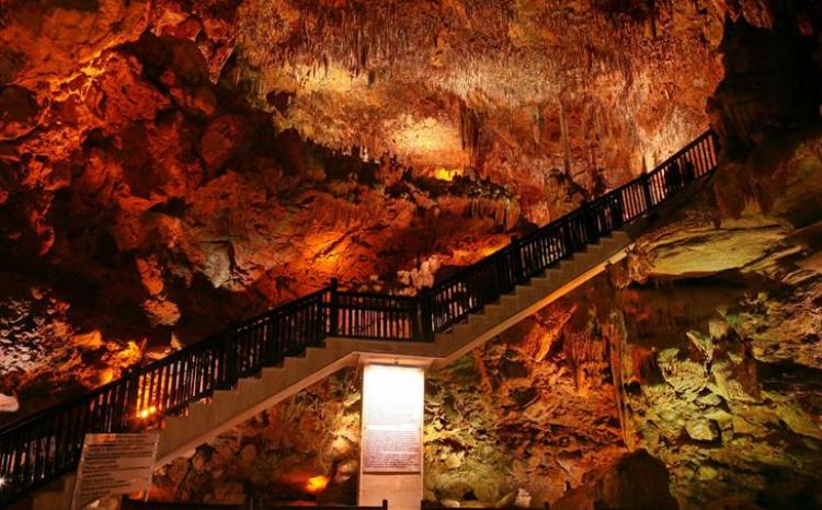 Müalicəvi xüsusiyyəti və turizmə açılan ilk mağara olması ilə tanınan Damlataş Mağarası 