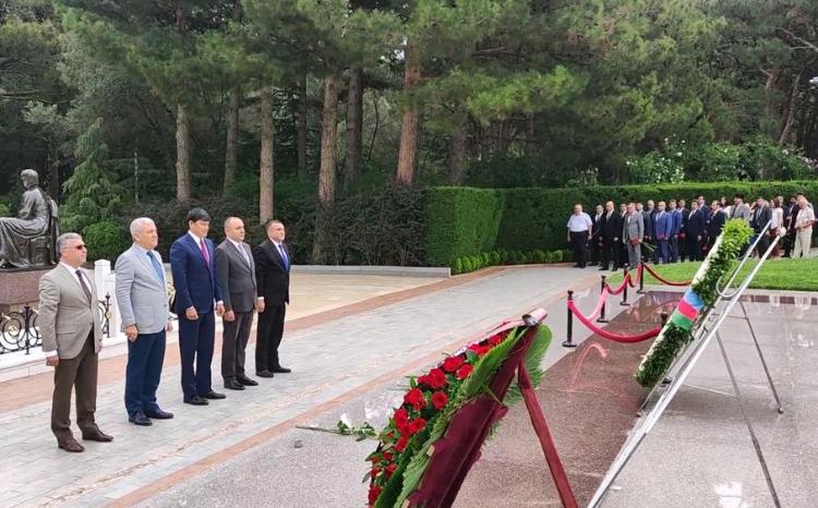 Diasporla İş üzrə Dövlət Komitəsinin əməkdaşları ümummilli lider Heydər Əliyevin məzarını ziyarət ediblər 