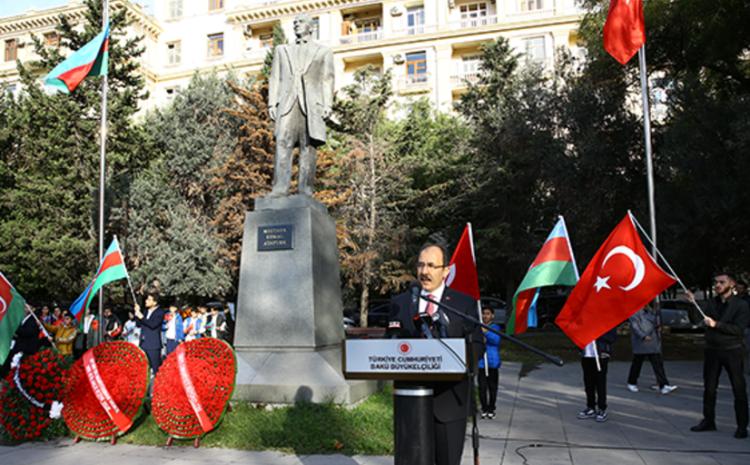 Atatürkün xatirəsi Bakıda anılıb, fotosərgi keçirilib 