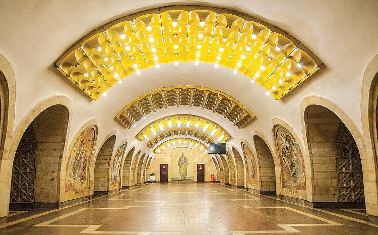 Metro stansiyalarında Ulu Öndərə həsr olunmuş proqram yayımlanır 