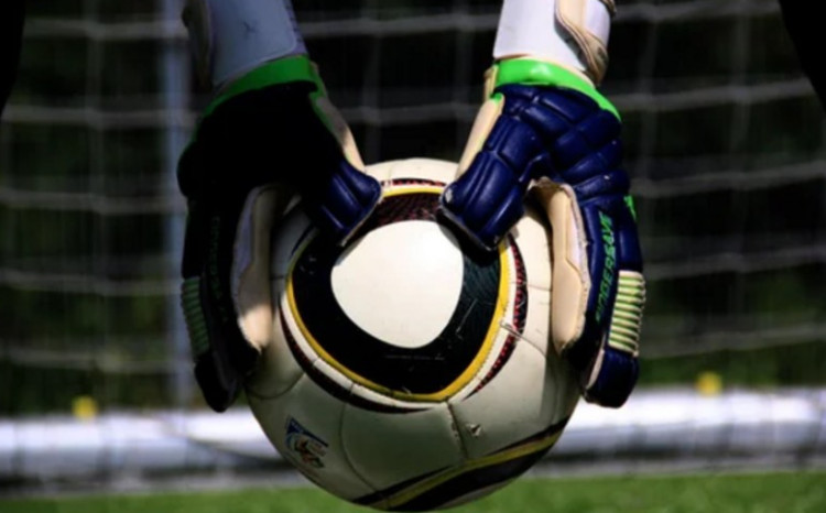Futbolda qapıçının topu saxlaması qaydası dəyişdi 