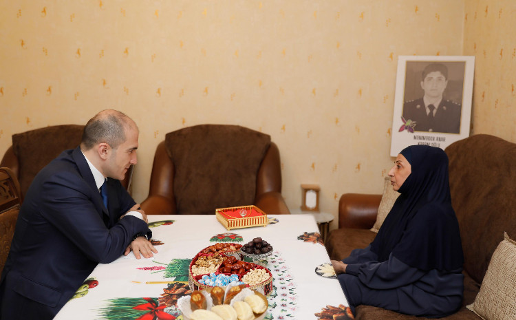 Nazirliyin Aparatının rəhbəri Fuad Musayev şəhid Anar Məmmədovun ailəsini ziyarət edib 