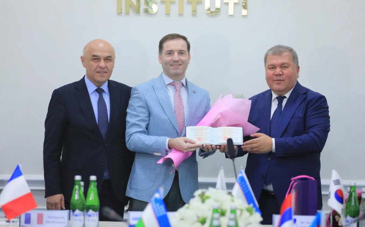 Sahib Paşazadəyə Özbəkistanda “Sənətşünaslıq üzrə fəlsəfə doktoru (PhD)” elmi dərəcəsinin diplomu təqdim edilib 