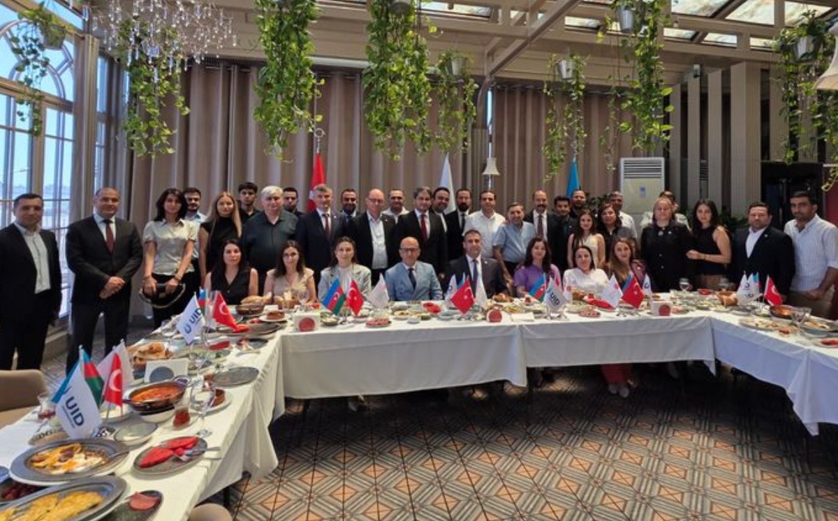 Beynəlxalq Demokratlar Birliyi azərbaycanlı jurnalistləri səhər yeməyində bir araya gətirdi 