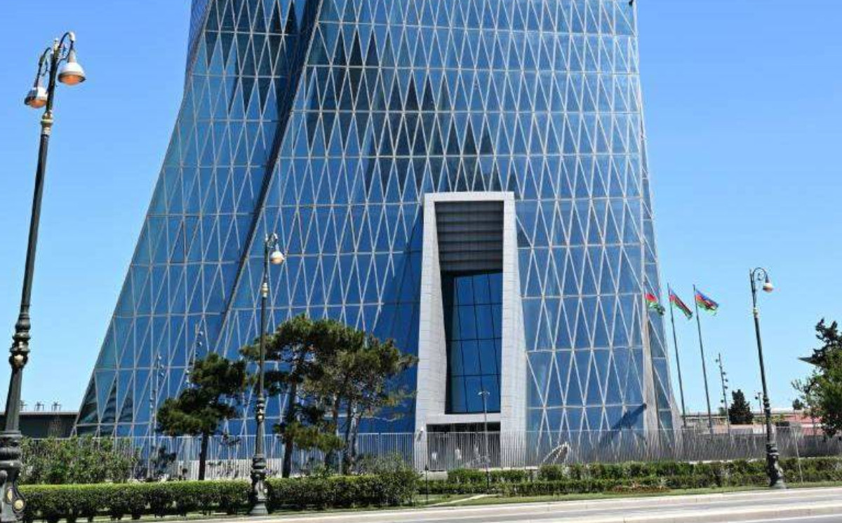 AMB: Kommersiya banklarını birləşməyə məcbur etmirik 