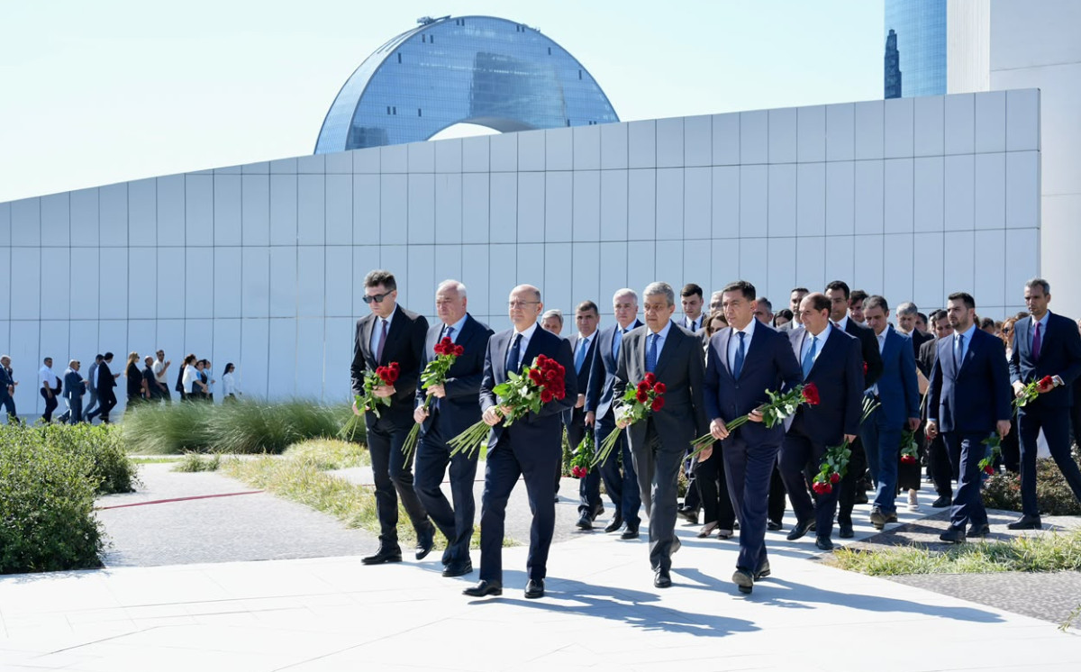 Energetika Nazirliyi və tabeli qurumların kollektivi Zəfər Abidəsini ziyarət edib 