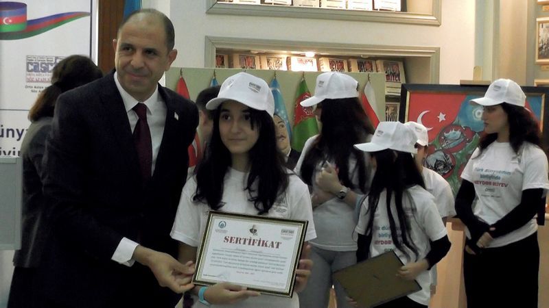 KKTC-nin keçmiş xarici işlər naziri Kudret Özersay mükafatı təqdim edərkən
