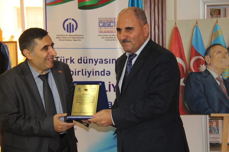 Əməkdar Jurnalist Azər Həsrətə CASCFEN-in təşəkkür plaketi təqdim edilərkən