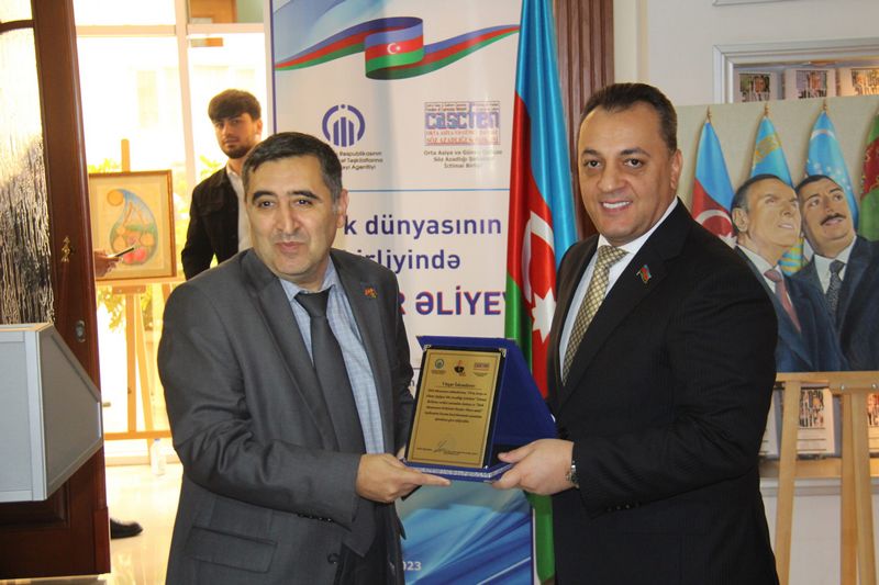 Millət vəkili Vüqar İskəndərova CASCFEN-nin təşəkkür plaketi təqdim edilərkən