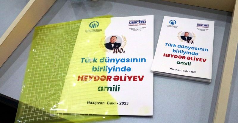 Tədbir iştirakçıları üçün blaknot və qovluq