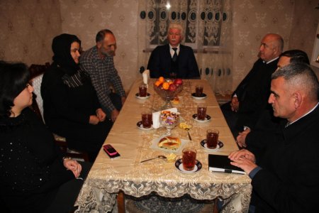 Yüz dəfə eşitməkdənsə, bir dəfə görmək yaxşıdır Yüz dəfə eşitməkdənsə, bir dəfə görmək yaxşıdır